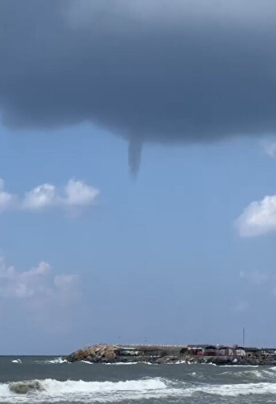 Hatay'da hortum korkuttu! İşyeri, kulübe ve ağaçlara zarar verdi